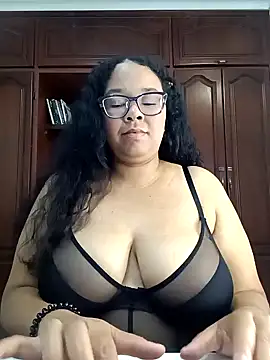 Snapshot of XMara chatting on 02.01.25 XMara online show from 02.01.25