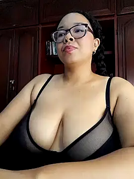 Snapshot of XMara chatting on 02.26.25 XMara online show from 02.26.25