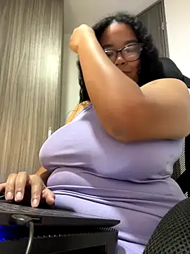 Snapshot of XMara chatting on 09.10.25 XMara online show from 09.10.25