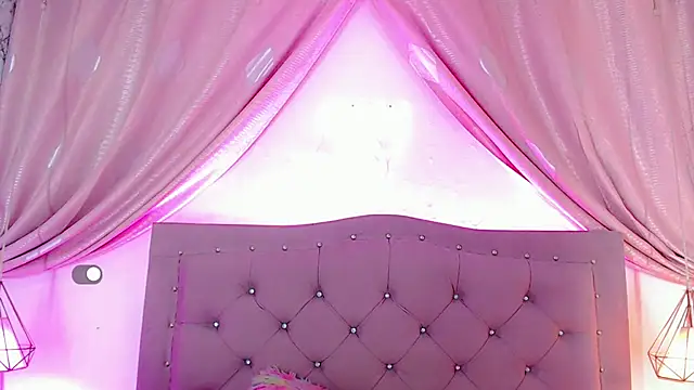 Snapshot of SexyJuliii21 chatting on 12.17.24 SexyJuliii21 online show from 12.17.24