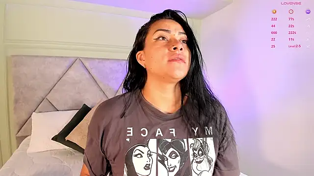 Snapshot of Miss_Ambeer chatting on 11.23.25 Miss Ambeer online show from 11.23.25