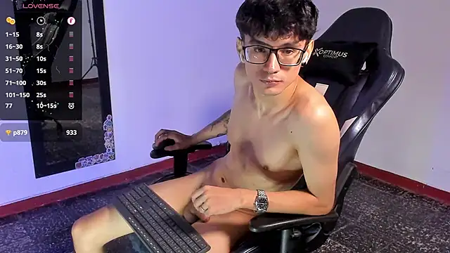 Snapshot of cute_diego_ chatting on 02.13.25 cute diego online show from 02.13.25