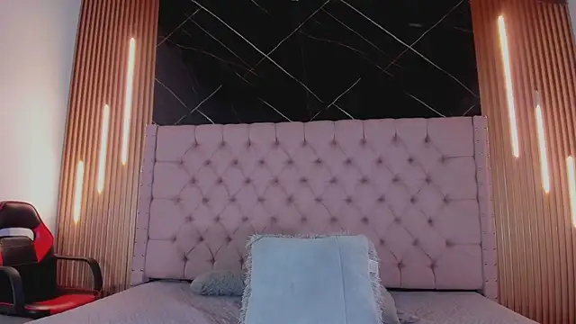 Snapshot of AinaPink chatting on 09.18.25 AinaPink online show from 09.18.25