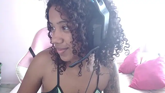 Snapshot of TiffanyRoouse chatting on 01.01.25 TiffanyRoouse online show from 01.01.25