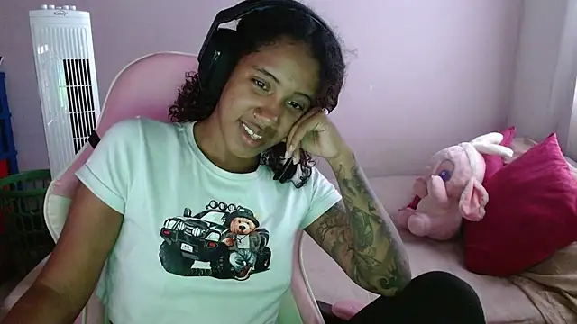 Snapshot of TiffanyRoouse chatting on 03.19.25 TiffanyRoouse online show from 03.19.25