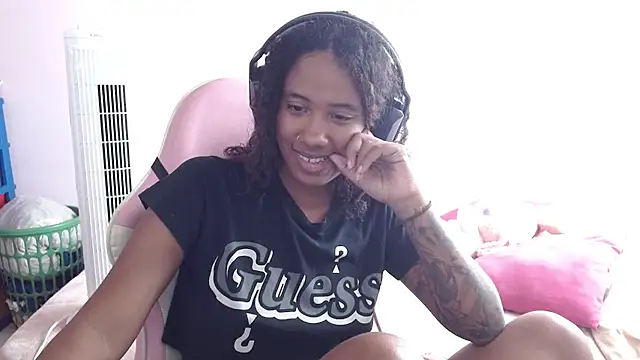 Snapshot of TiffanyRoouse chatting on 03.22.25 TiffanyRoouse online show from 03.22.25