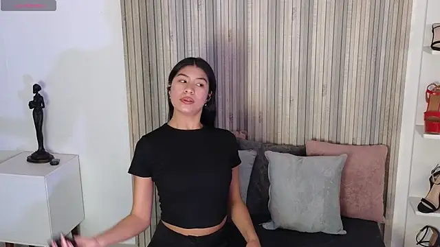 Snapshot of LissaWiild chatting on 10.13.25 LissaWiild online show from 10.13.25