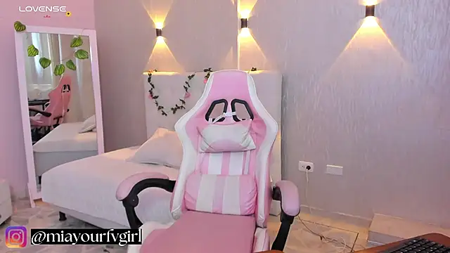 miagomezweb1 online show from 02.12.25