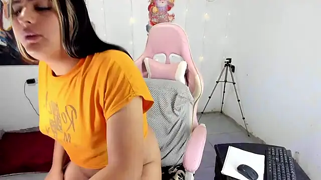 blonde girl01 online show from 12.15.25