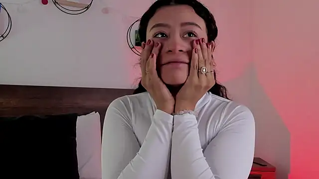 Snapshot of YenniferCurly chatting on 12.21.24 YenniferCurly online show from 12.21.24