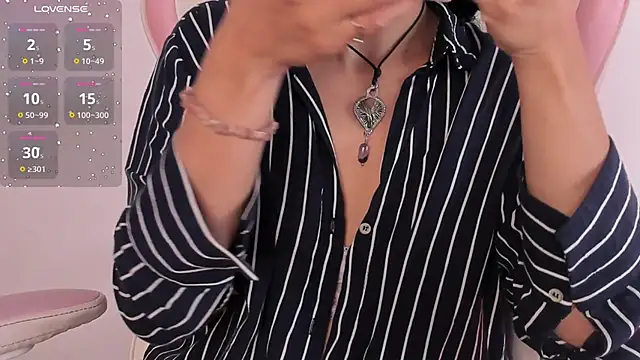 Snapshot of YenniferCurly chatting on 01.05.25 YenniferCurly online show from 01.05.25