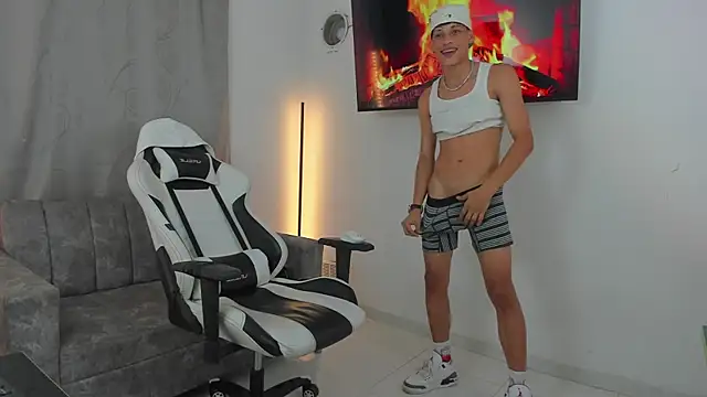 Snapshot of andy_bigcock01 chatting on 12.17.24 andy bigcock01 online show from 12.17.24