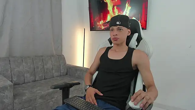 Snapshot of andy_bigcock01 chatting on 12.22.24 andy bigcock01 online show from 12.22.24