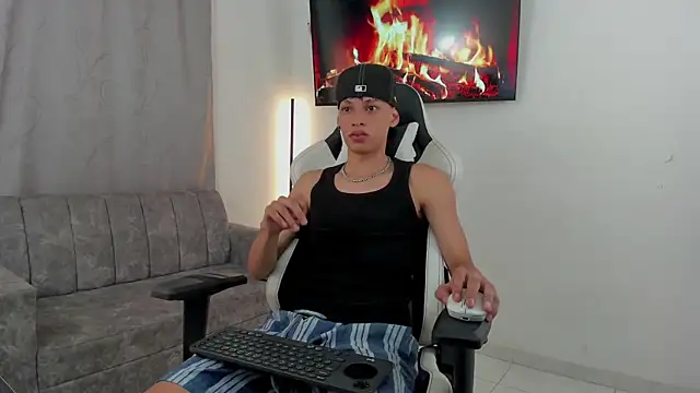 Snapshot of andy_bigcock01 chatting on 12.28.24 andy bigcock01 online show from 12.28.24