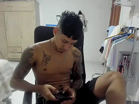 Snapshot of slim_master12 chatting on 12.15.25 slim master12 online show from 12.15.25