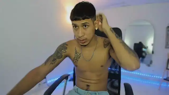 Snapshot of slim_master12 chatting on 12.17.25 slim master12 online show from 12.17.25