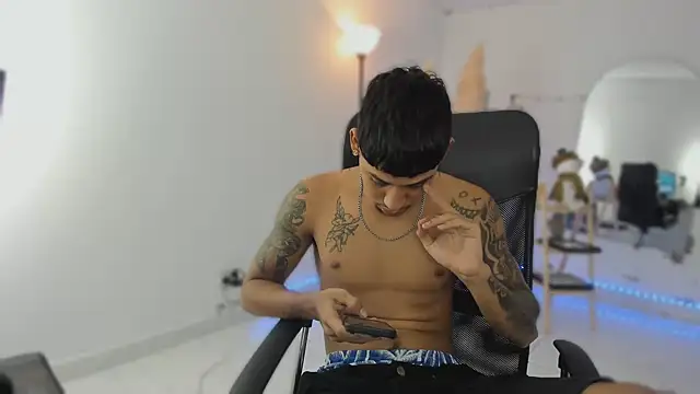 Snapshot of slim_master12 chatting on 12.18.25 slim master12 online show from 12.18.25