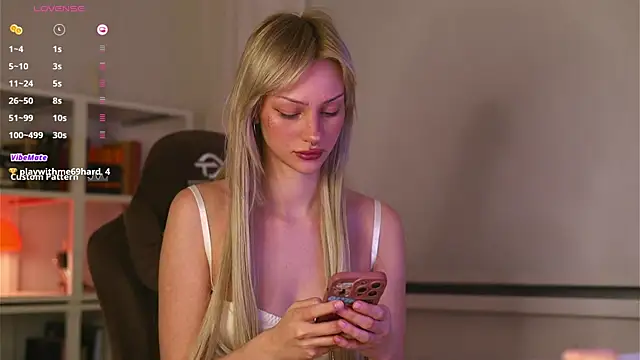 Snapshot of BabeHolly chatting on 10.09.25 BabeHolly online show from 10.09.25