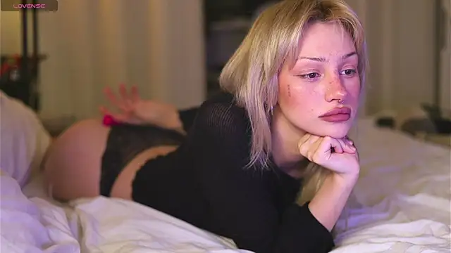 Snapshot of BabeHolly chatting on 10.28.25 BabeHolly online show from 10.28.25