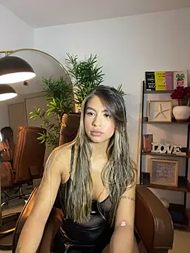  laura 02 online show from 03.19.25