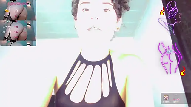 Snapshot of DoveCameron_ chatting on 07.28.26 DoveCameron online show from 07.28.26