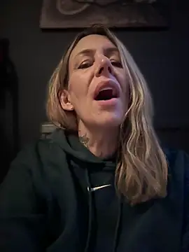 Snapshot of blondebitch2 chatting on 02.07.25 blondebitch2 online show from 02.07.25