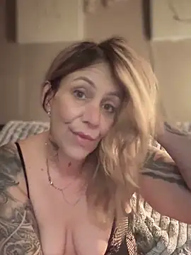 Snapshot of blondebitch2 chatting on 03.08.25 blondebitch2 online show from 03.08.25