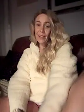 Snapshot of blondebitch2 chatting on 09.29.25 blondebitch2 online show from 09.29.25