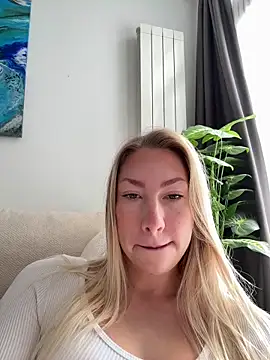 LuisaBecker online show from 12.22.25