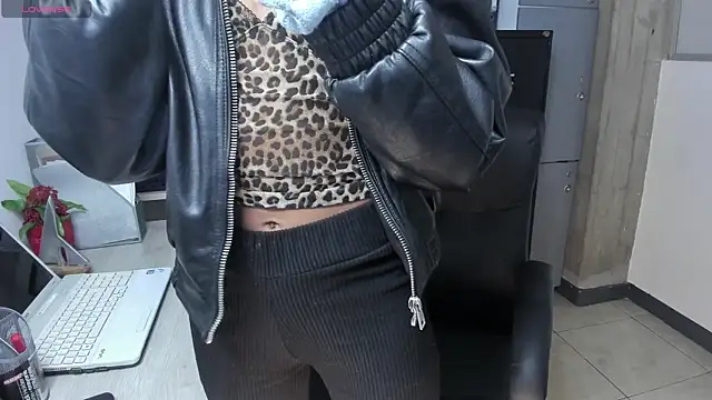 Snapshot of xenia_golden chatting on 09.29.25 xenia golden online show from 09.29.25
