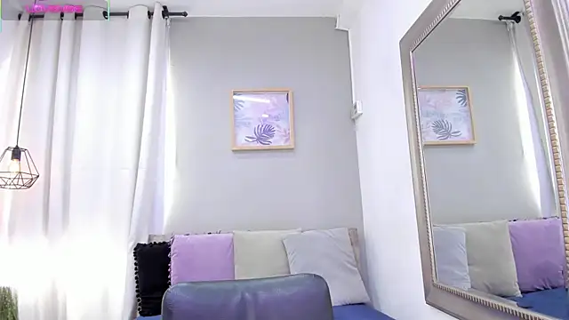 Snapshot of _AlejaCruz_ chatting on 09.28.25 AlejaCruz online show from 09.28.25