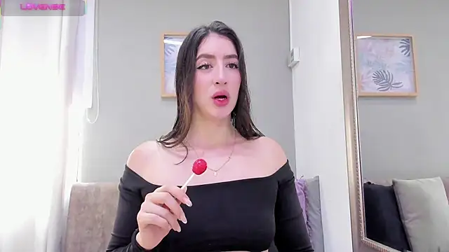 Snapshot of _AlejaCruz_ chatting on 10.01.25 AlejaCruz online show from 10.01.25