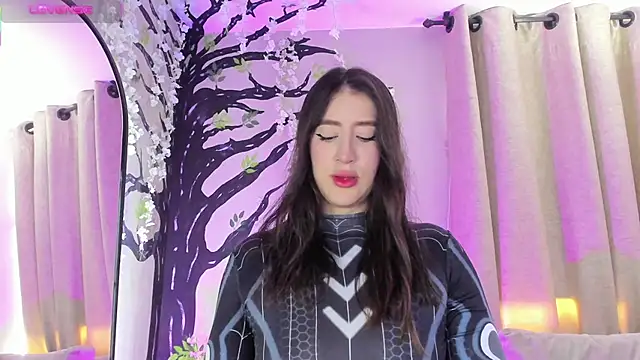 Snapshot of _AlejaCruz_ chatting on 11.13.25 AlejaCruz online show from 11.13.25