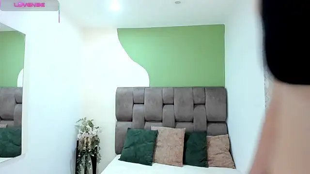 Snapshot of _AlejaCruz_ chatting on 11.22.25 AlejaCruz online show from 11.22.25