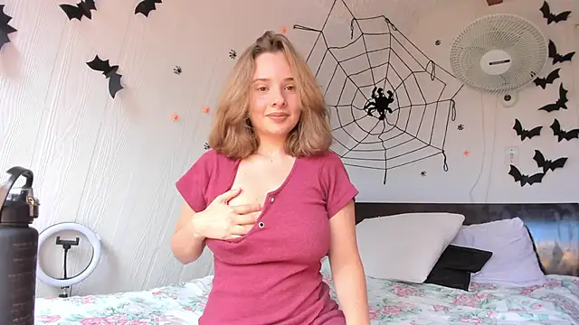 Snapshot of Sophy_Bunny chatting on 10.16.25 Sophy Bunny online show from 10.16.25