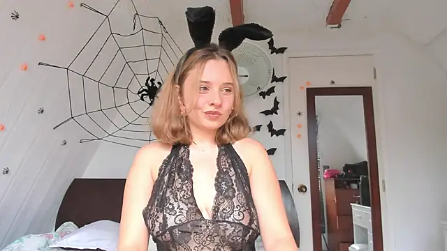 Snapshot of Sophy_Bunny chatting on 10.18.25 Sophy Bunny online show from 10.18.25