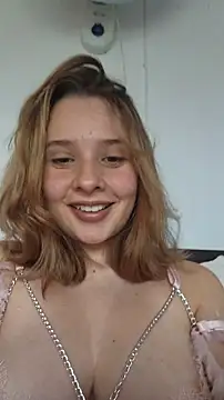 Snapshot of Sophy_Bunny chatting on 12.04.25 Sophy Bunny online show from 12.04.25