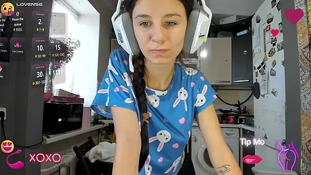  Nika Kik online show from 10.31.25