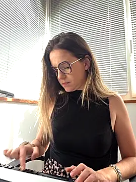 Snapshot of lucie_mehott chatting on 04.27.26 lucie mehott online show from 04.27.26