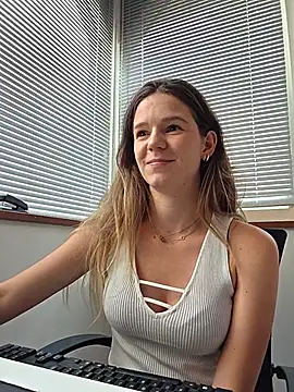 Snapshot of lucie_mehott chatting on 06.08.26 lucie mehott online show from 06.08.26
