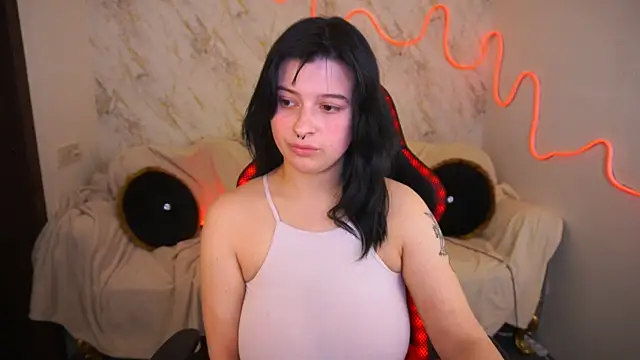 Snapshot of Miki_Kivi chatting on 12.13.24 Miki Kivi online show from 12.13.24