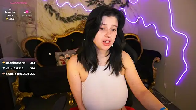 Snapshot of Miki_Kivi chatting on 01.05.25 Miki Kivi online show from 01.05.25