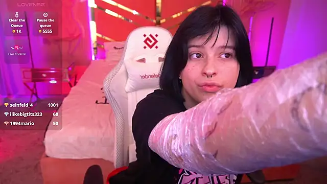 Snapshot of Miki_Kivi chatting on 03.11.25 Miki Kivi online show from 03.11.25