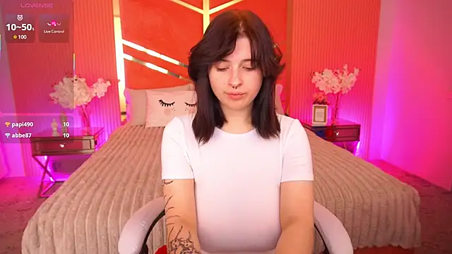 Snapshot of Miki_Kivi chatting on 10.17.25 Miki Kivi online show from 10.17.25