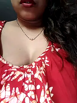 Snapshot of sexyindi_couple chatting on 12.26.24 sexyindi couple online show from 12.26.24