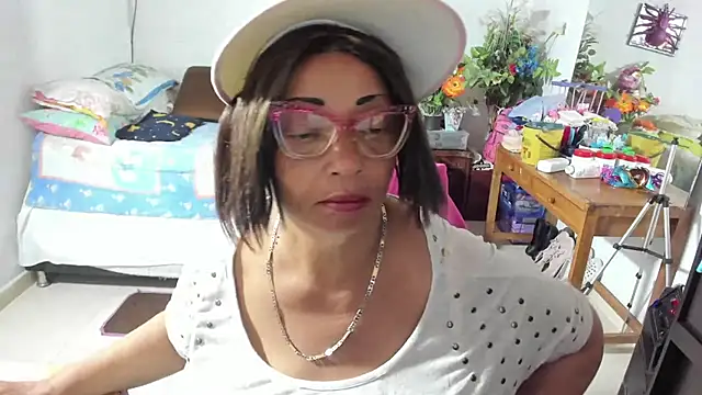 Snapshot of Mrs_mommy_ chatting on 10.03.25 Mrs mommy online show from 10.03.25