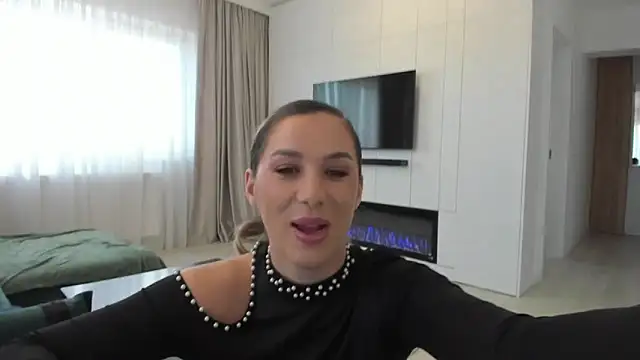 HotXMom online show from 01.18.25