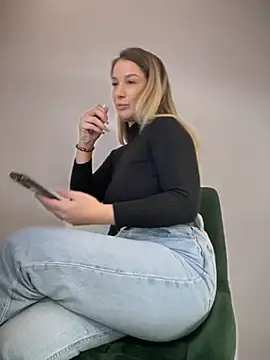 HotXMom online show from 01.27.25