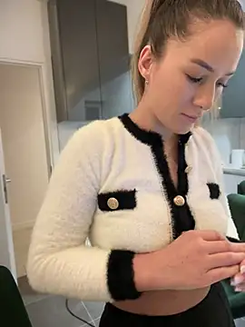 HotXMom online show from 02.08.25