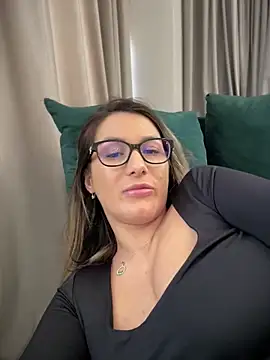 HotXMom online show from 02.18.25